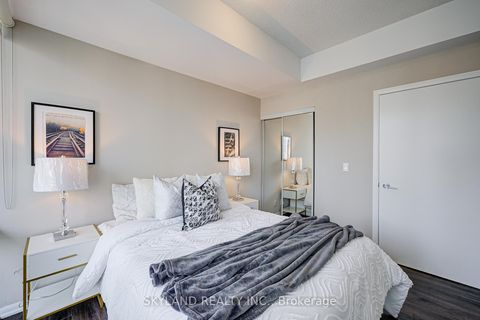 Photo 15 at 805 - 832 Bay Street, Bay Street Corridor, Toronto
