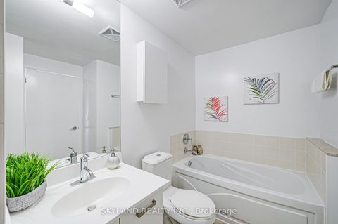 Photo 17 at 805 - 832 Bay Street, Bay Street Corridor, Toronto
