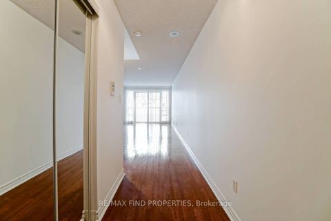 Photo 4 at 401 - 270 Wellington Street W, Waterfront Communities C1, Toronto