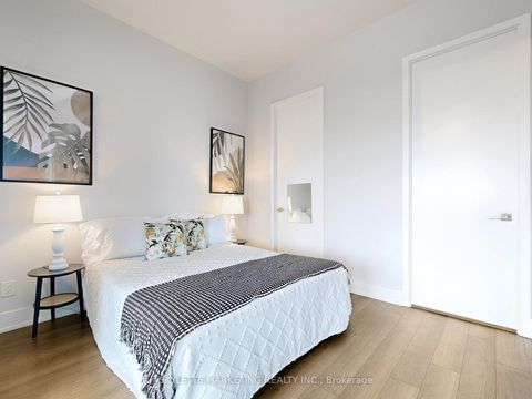 Photo 21 at 1128 - 111 St Clair Avenue W, St. Clair, Toronto
