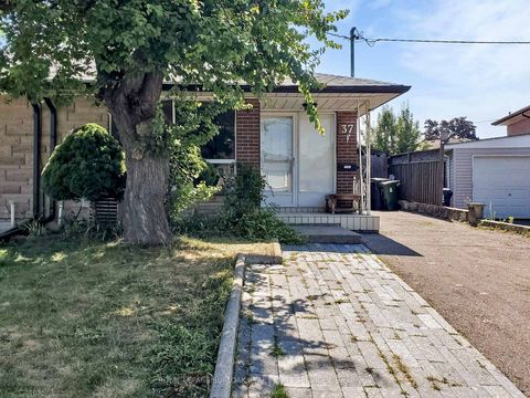 Photo 3 at 37 Hucknall Road, York University Heights, Toronto