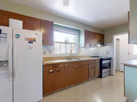 Photo 8 at 37 Hucknall Road, York University Heights, Toronto