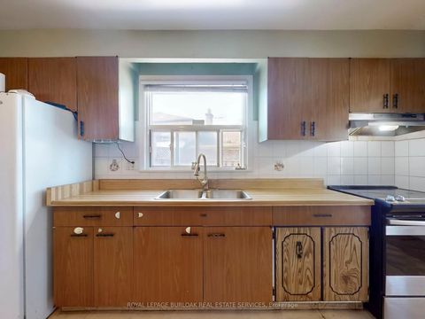 Photo 10 at 37 Hucknall Road, York University Heights, Toronto
