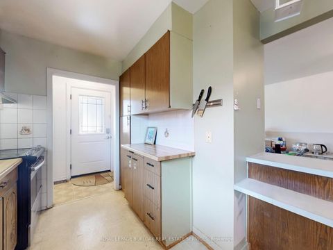 Photo 11 at 37 Hucknall Road, York University Heights, Toronto
