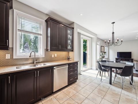 Photo 8 at 10 Glade Drive, Oak Ridges, Richmond Hill