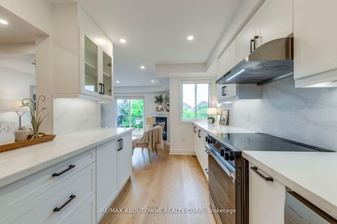 Photo 11 at 2246 Fairbairn Court, WT West Oak Trails, Oakville