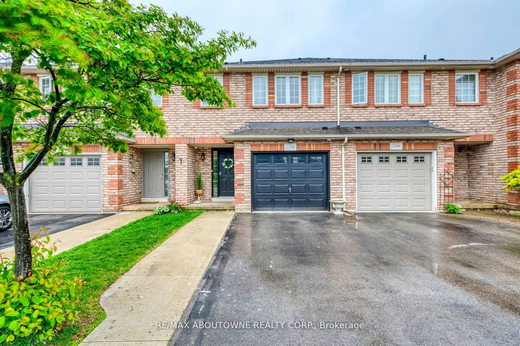 2246 Fairbairn Court, WT West Oak Trails, Oakville 