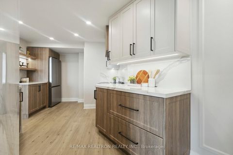 Photo 7 at 1604 - 7250 Yonge Street, Yorkhill, Vaughan