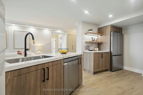 Photo 8 at 1604 - 7250 Yonge Street, Yorkhill, Vaughan