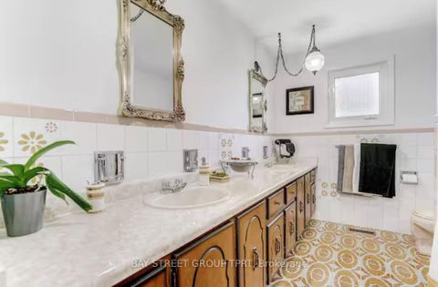 Photo 33 at 8 Kersey Crescent, North Richvale, Richmond Hill