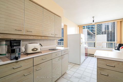 Photo 3 at 614 - 30 Greenfield Avenue, Willowdale East, Toronto