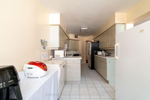 Photo 5 at 614 - 30 Greenfield Avenue, Willowdale East, Toronto