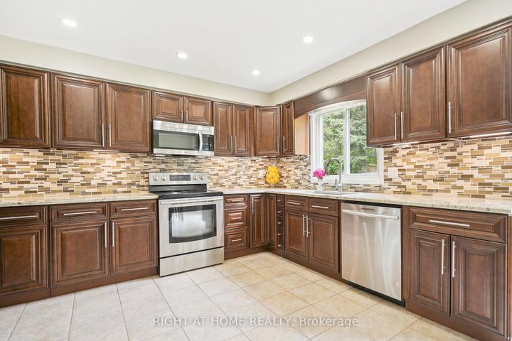 Photo 7 at 309 Amberly Boulevard, Ancaster, Hamilton