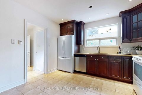 Photo 4 at 433 Fernleigh Circle S, Crosby, Richmond Hill