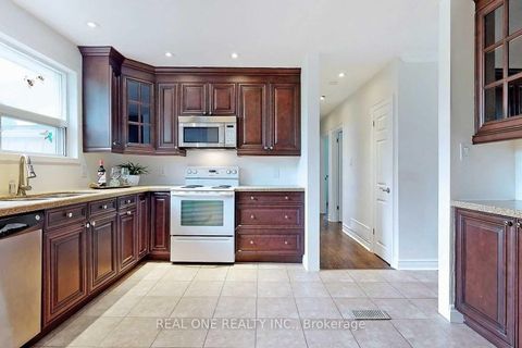 Photo 5 at 433 Fernleigh Circle S, Crosby, Richmond Hill