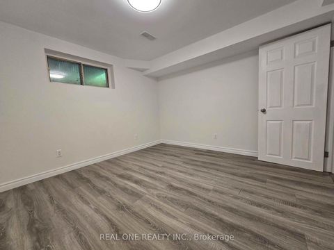 Photo 12 at 433 Fernleigh Circle S, Crosby, Richmond Hill