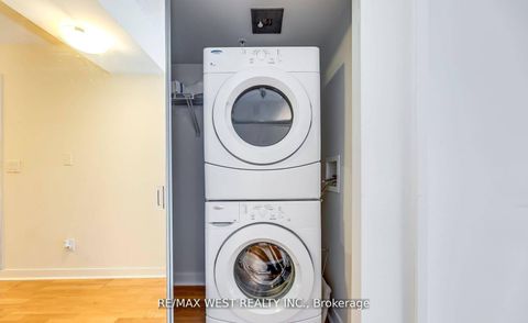 Photo 10 at 802 - 295 Adelaide Street W, Waterfront Communities C1, Toronto