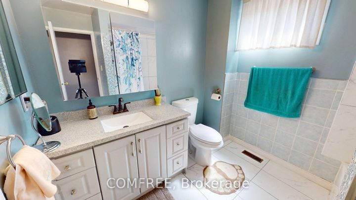 Photo 10 at 17 Ashurst Crescent, Madoc, Brampton