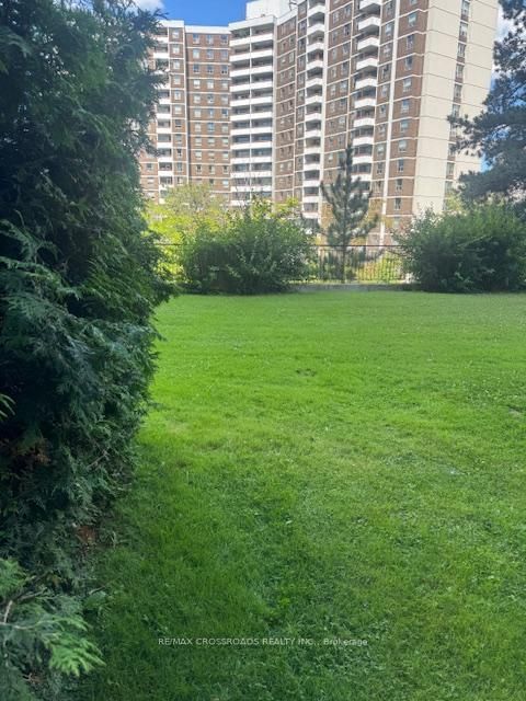 Photo 11 at 114 - 5 Shady Golf Golfway, Flemingdon Park, Toronto