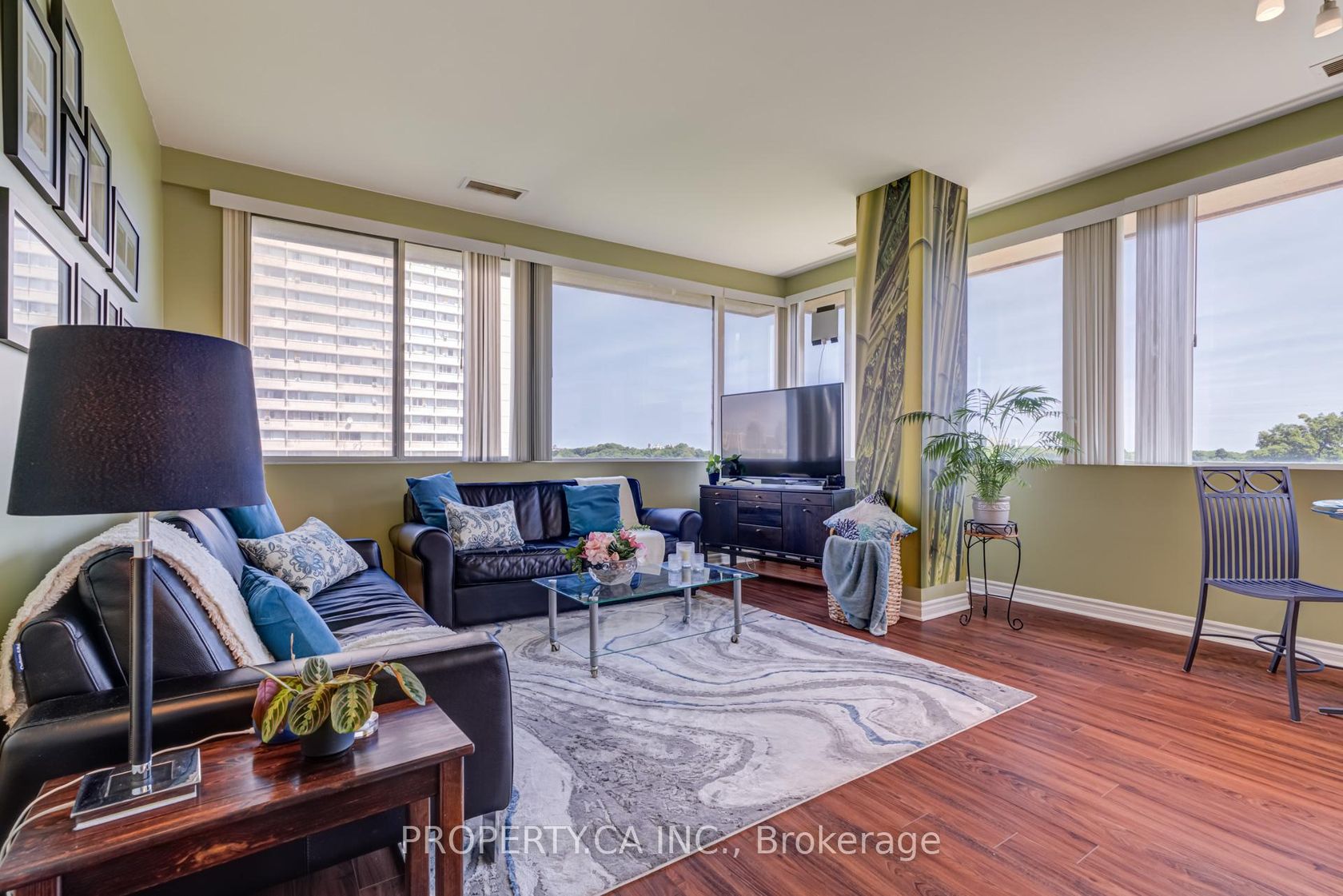 512 - 10 Gateway Boulevard, Flemingdon Park, Toronto 