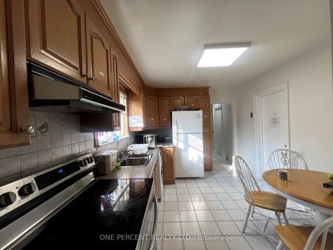 Photo 2 at 88 Cuffley Crescent N, CFB, Toronto