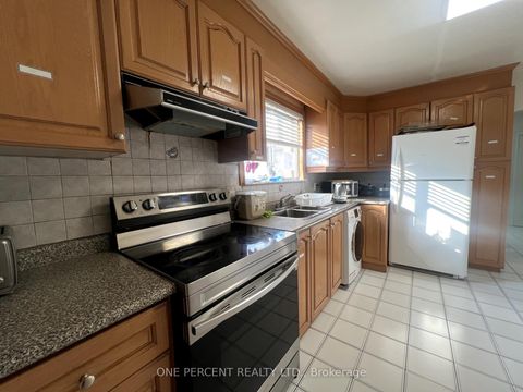Photo 3 at 88 Cuffley Crescent N, CFB, Toronto