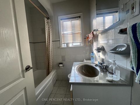 Photo 4 at 88 Cuffley Crescent N, CFB, Toronto