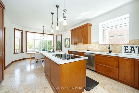 Photo 11 at 122 Arten Avenue, Mill Pond, Richmond Hill