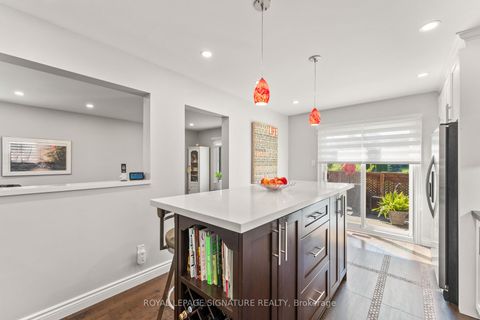 Photo 14 at 46 Marchwood Crescent, Harding, Richmond Hill
