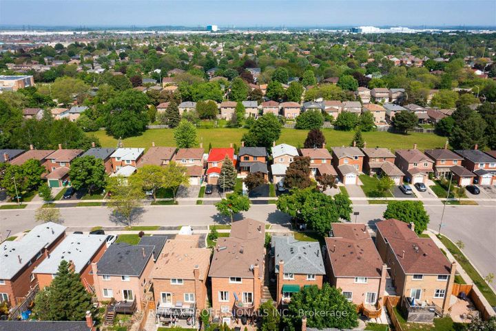 Photo 2 at 3089 Olympus Mews, Meadowvale, Mississauga