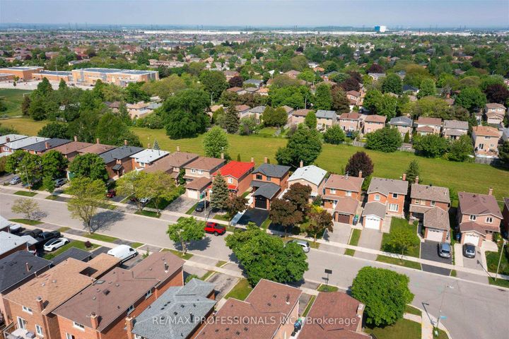 Photo 3 at 3089 Olympus Mews, Meadowvale, Mississauga