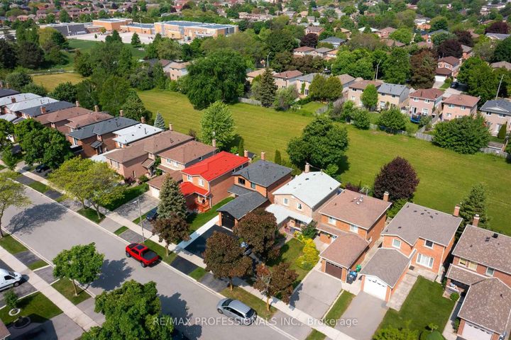 Photo 4 at 3089 Olympus Mews, Meadowvale, Mississauga