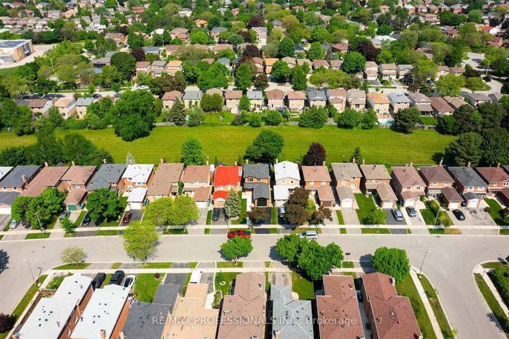 Photo 5 at 3089 Olympus Mews, Meadowvale, Mississauga