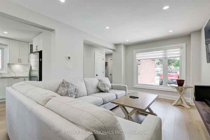 Photo 10 at 3089 Olympus Mews, Meadowvale, Mississauga