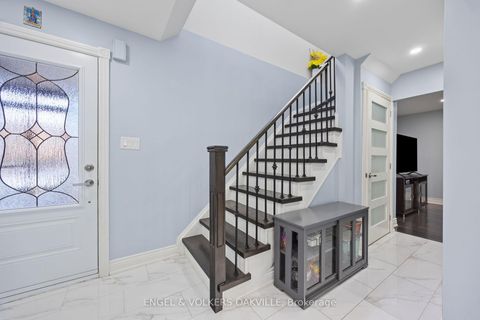 Photo 3 at 10 Crieff Avenue, Maple, Vaughan