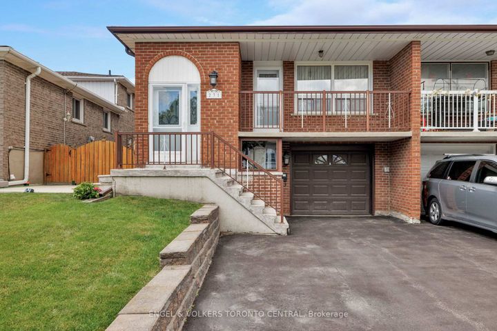 Photo 1 at 231 Shawnee Circle, Pleasant View, Toronto