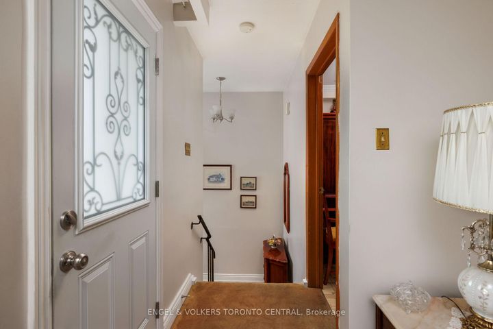 Photo 3 at 231 Shawnee Circle, Pleasant View, Toronto