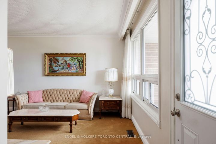 Photo 4 at 231 Shawnee Circle, Pleasant View, Toronto