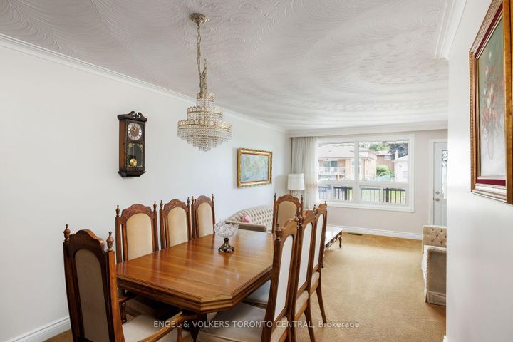 Photo 6 at 231 Shawnee Circle, Pleasant View, Toronto