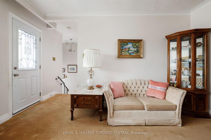 Photo 9 at 231 Shawnee Circle, Pleasant View, Toronto