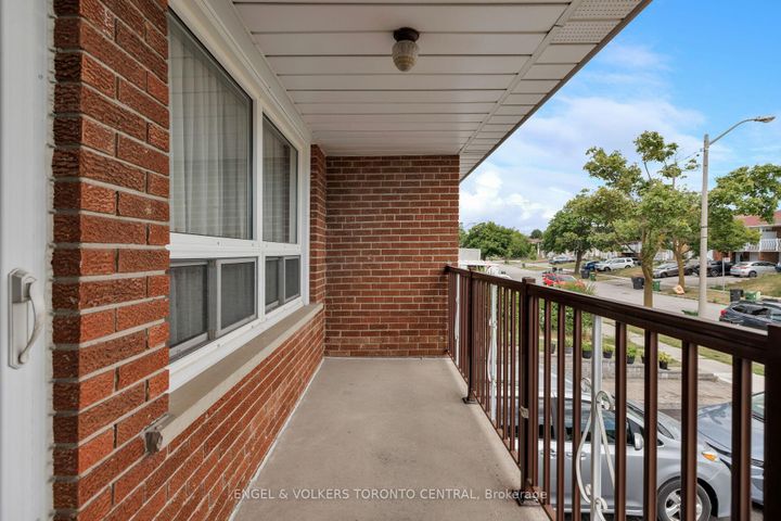 Photo 10 at 231 Shawnee Circle, Pleasant View, Toronto