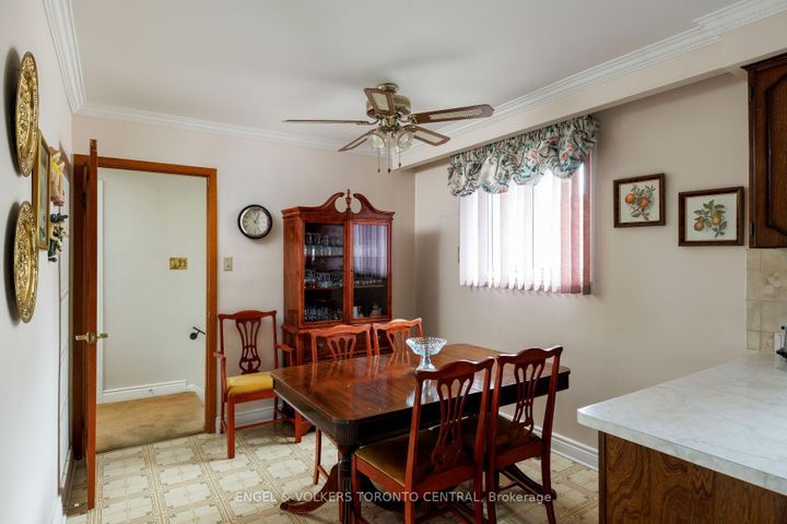 Photo 14 at 231 Shawnee Circle, Pleasant View, Toronto