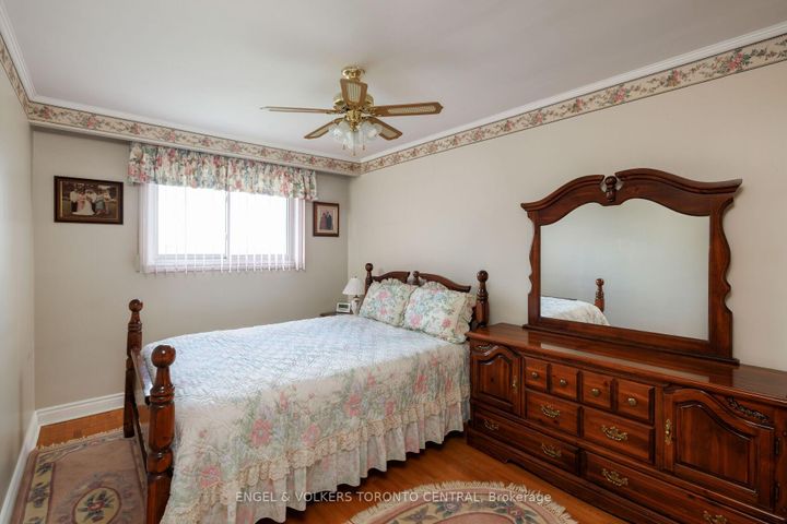 Photo 18 at 231 Shawnee Circle, Pleasant View, Toronto