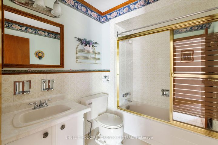 Photo 29 at 231 Shawnee Circle, Pleasant View, Toronto