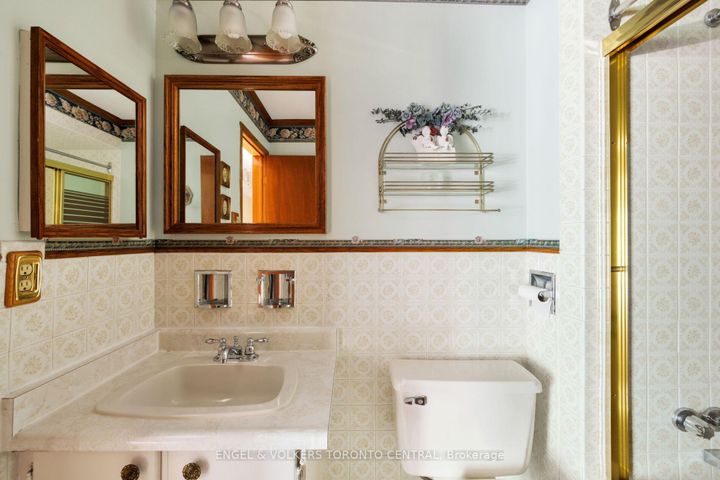 Photo 30 at 231 Shawnee Circle, Pleasant View, Toronto