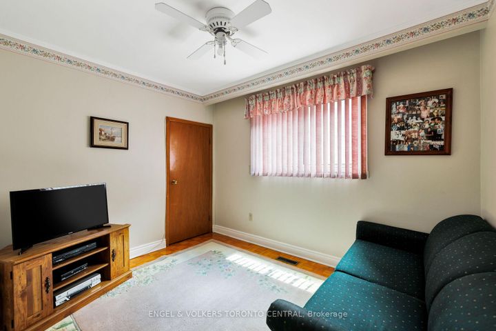 Photo 31 at 231 Shawnee Circle, Pleasant View, Toronto