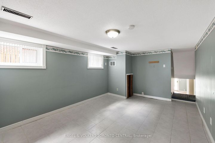 Photo 33 at 231 Shawnee Circle, Pleasant View, Toronto