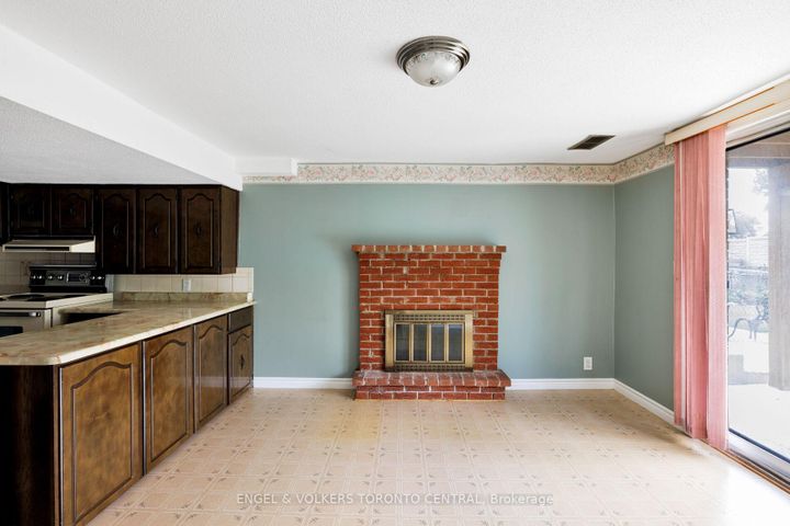 Photo 38 at 231 Shawnee Circle, Pleasant View, Toronto