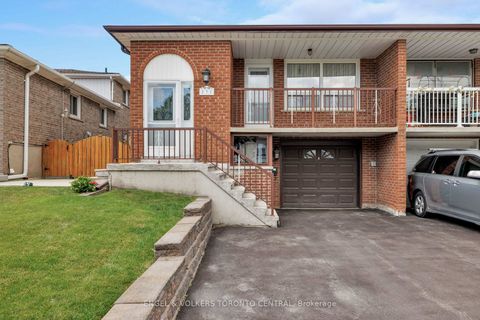 Photo 1 at 231 Shawnee Circle, Pleasant View, Toronto