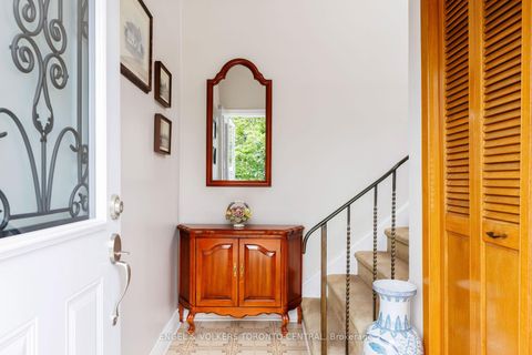 Photo 2 at 231 Shawnee Circle, Pleasant View, Toronto